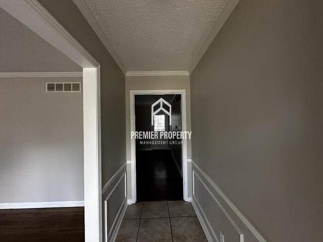 Building Photo - 3044 S Mendenhall Rd