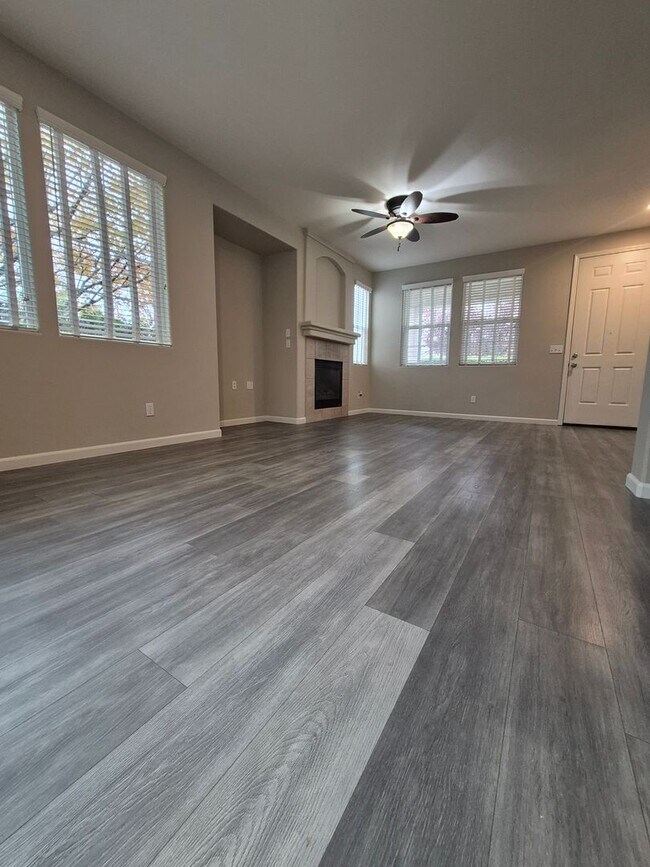 Foto del edificio - Now Leasing!! 3bd/2ba Gorgeous Single-Story Home Located In Roseville