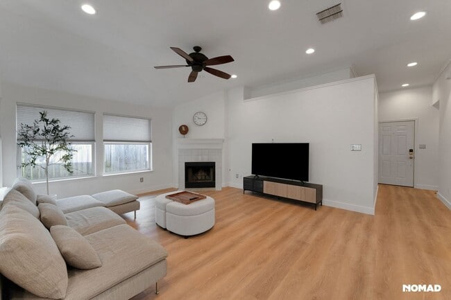 Building Photo - 5613 Lomita Verde Cir