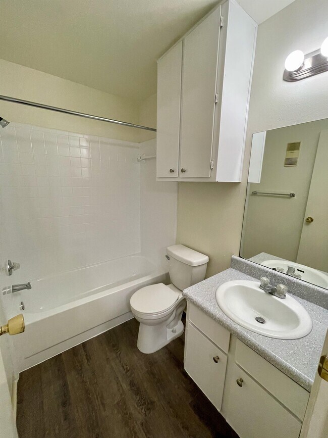 Foto del edificio - 407 Hickory Dr