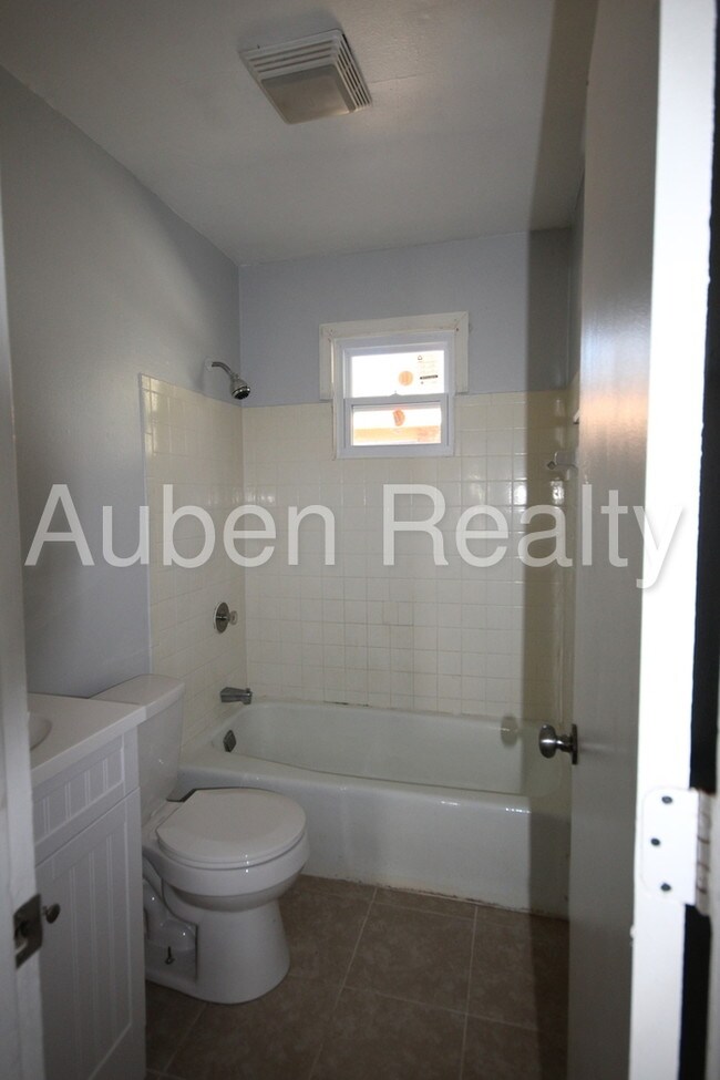 Building Photo - Renovated and Move In Ready
