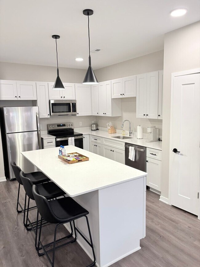 Building Photo - Fully Furnished Corner 1 bedroom with Den @ Leavenworth Lofts