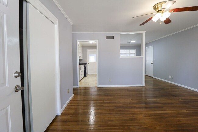 Building Photo - 3 Bed | 1 Bath in Midtown!