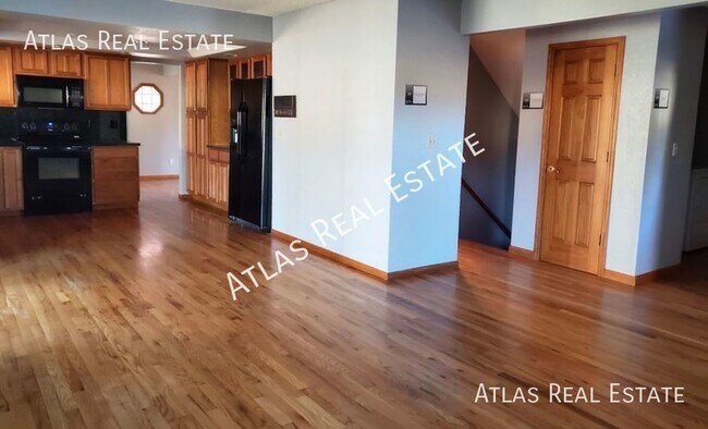 Foto del edificio - Cannot Miss Large and Affordable 5 Bed 4 B...