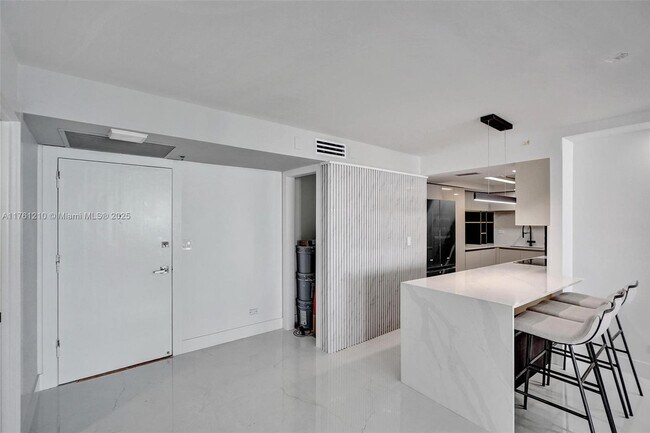 Building Photo - 6039 Collins Ave