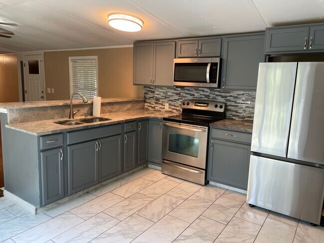 Building Photo - 3 Bed, 2 Bath Mobile home