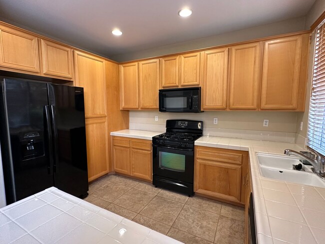 Building Photo - Eastlake - Modern 3bd/2.5ba Single Family ...