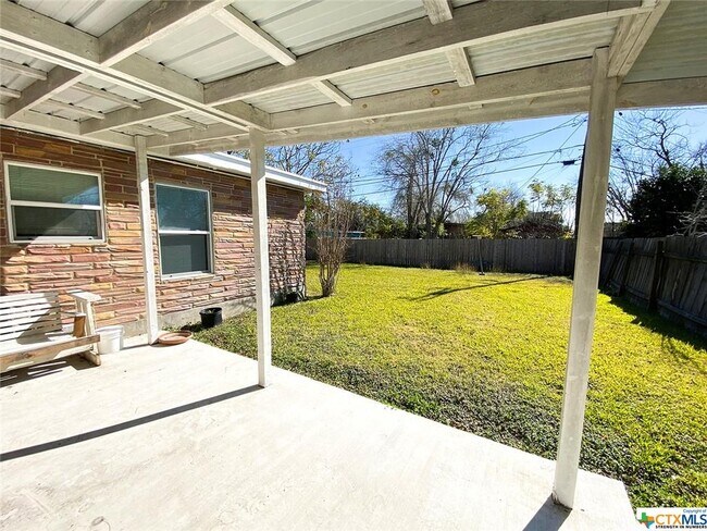 Building Photo - 3003 Bobolink St