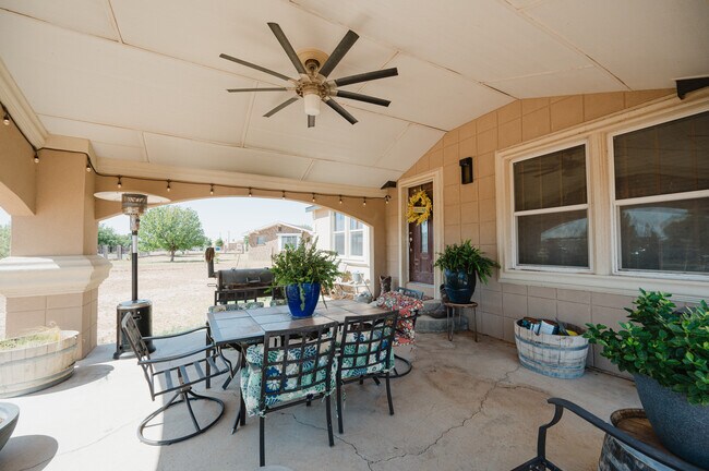 Building Photo - 1715 N Clendenen Ave