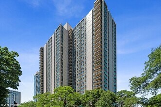 Building Photo - 1255 N Sandburg Terrace