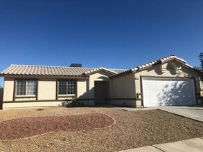 Building Photo - 916 Clubview Dr