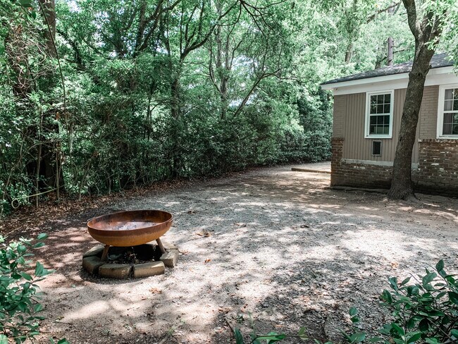 Building Photo - Beautiful Furnished 3 Bedroom