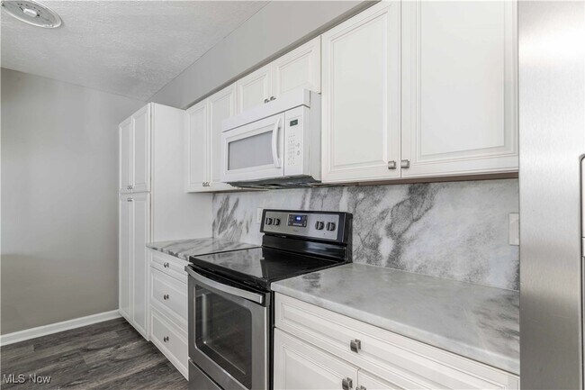 Building Photo - 27 Landings Way