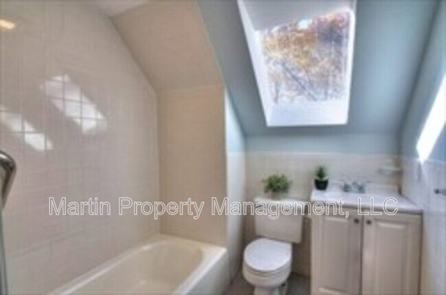 Building Photo - 14-14 Beltran St