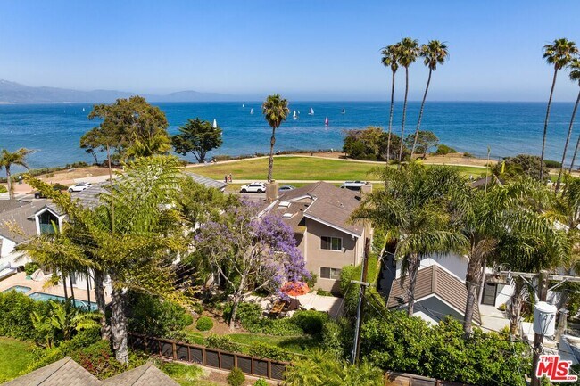 Building Photo - 1208 Shoreline Dr