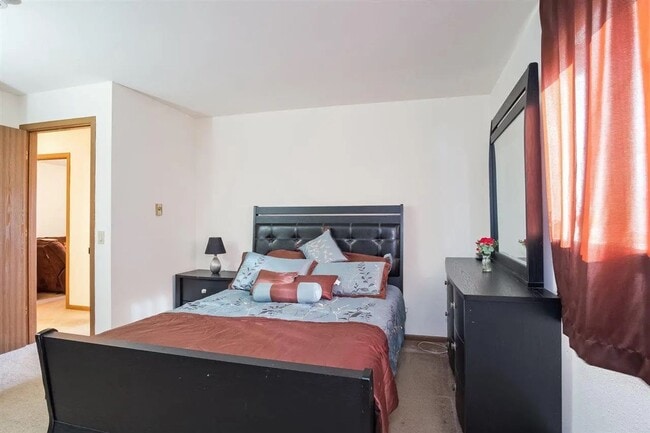 Building Photo - Modern 3 bedroom 1 bath garden style condo