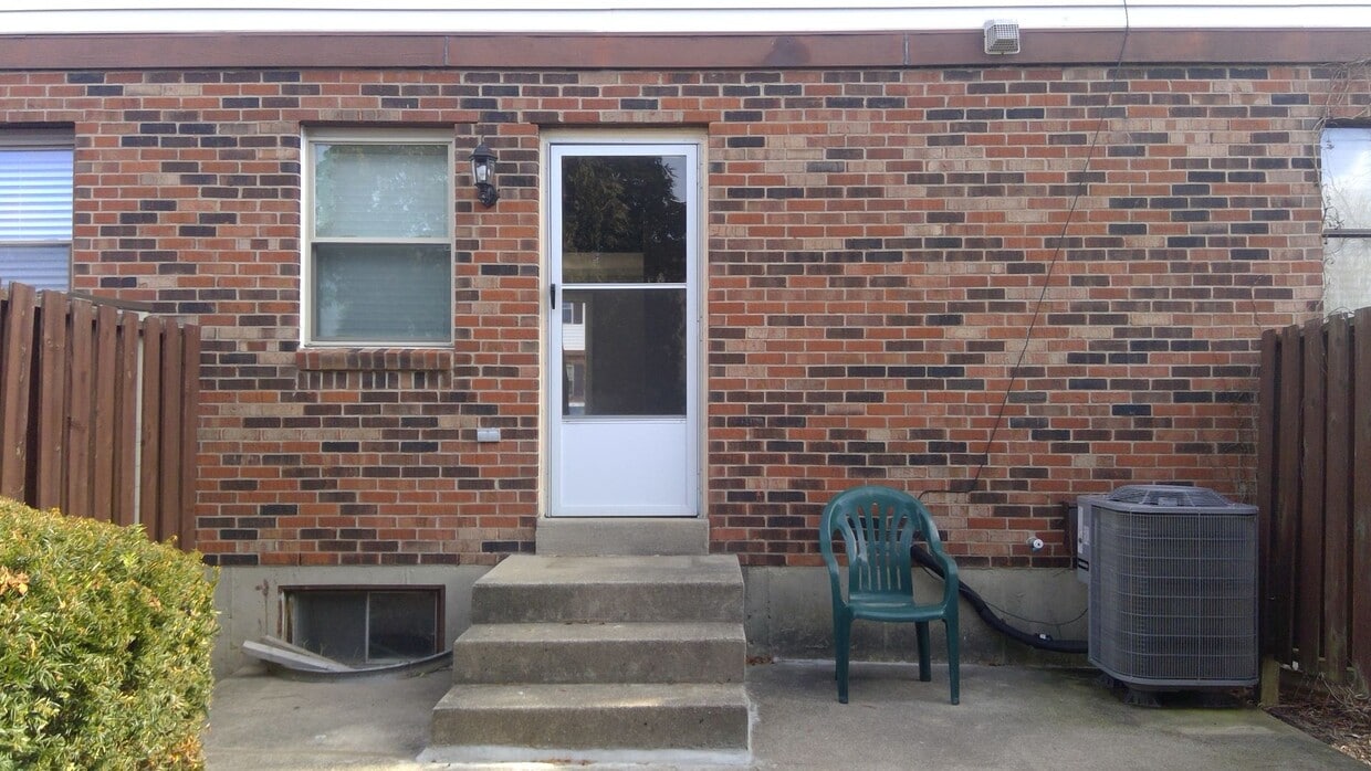 Primary Photo - 3 Bed 2 Bath Condo