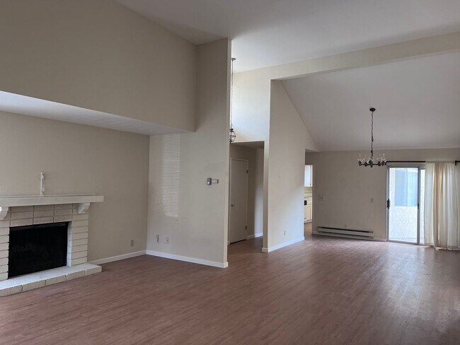 Foto del edificio - Large 3BR/2BA Townhouse, 2 Car Garage, Was...
