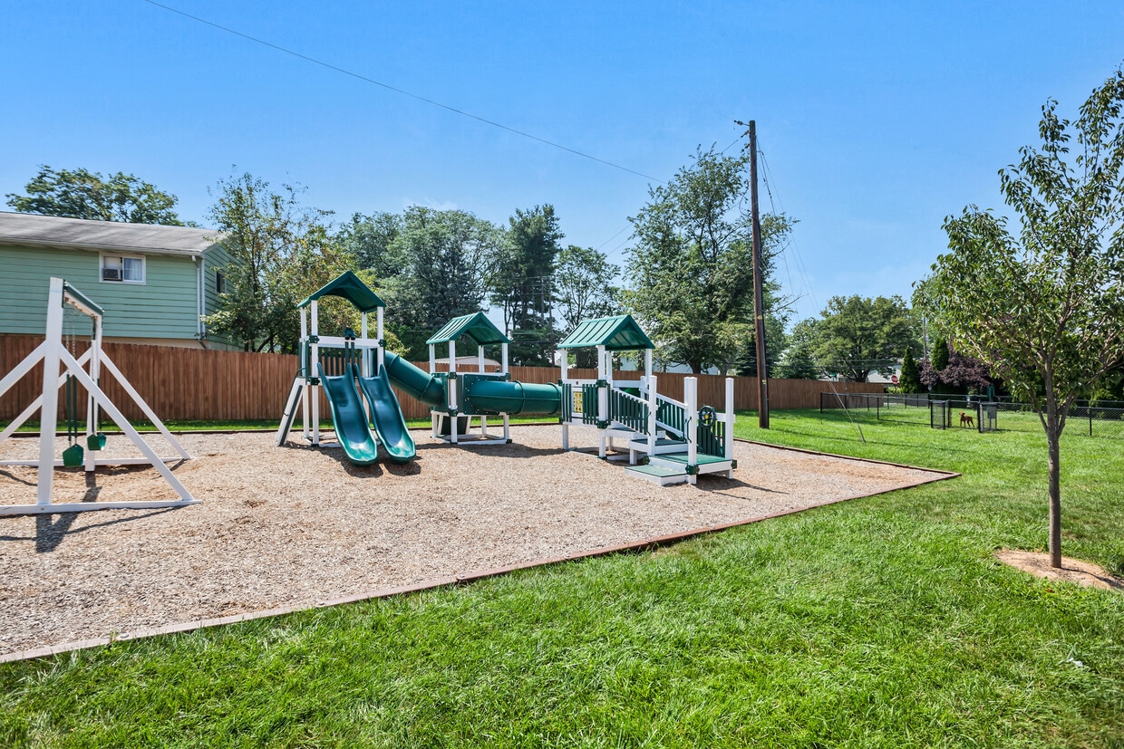 Lehigh Square Apartment Homes photo 6