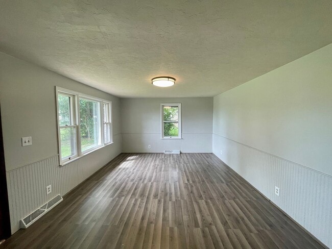 Building Photo - NO RENT until 2026! Lock in your new home now and enjoy the rest of the year rent-free! The depos...