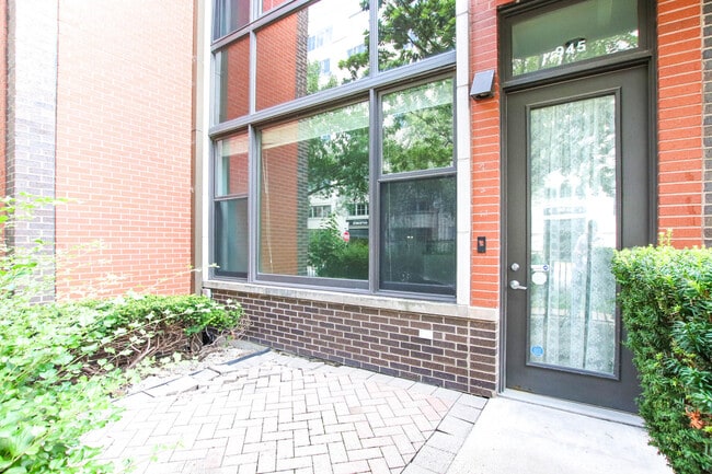 Building Photo - 945 N Kingsbury St