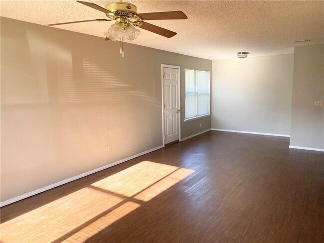 Foto del edificio - 1643 N Dawn Dr