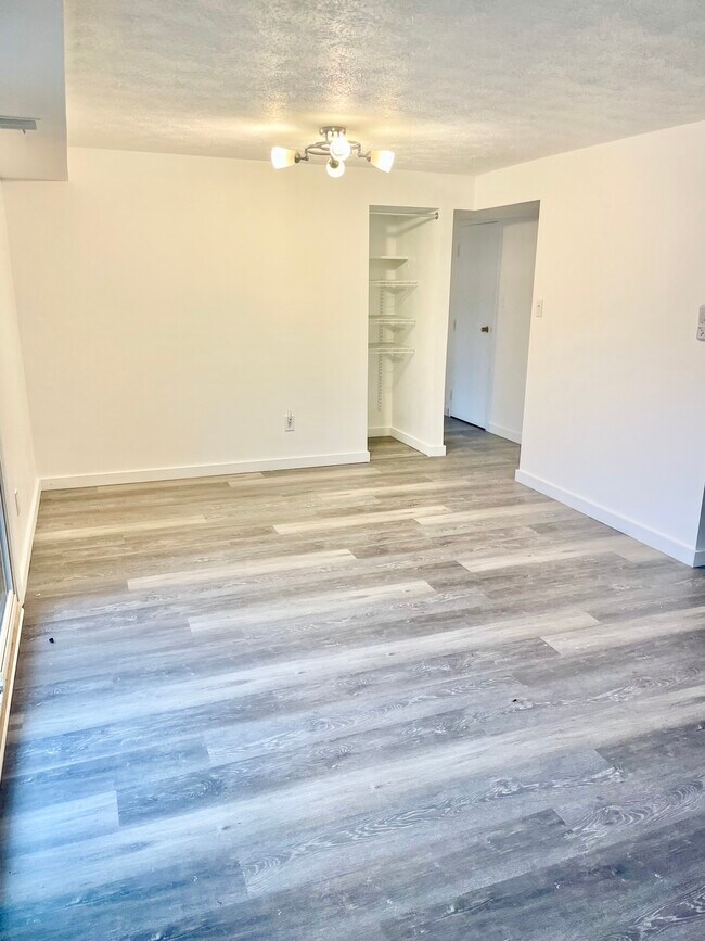 Dinning hall - 331 Ridge Point Cir