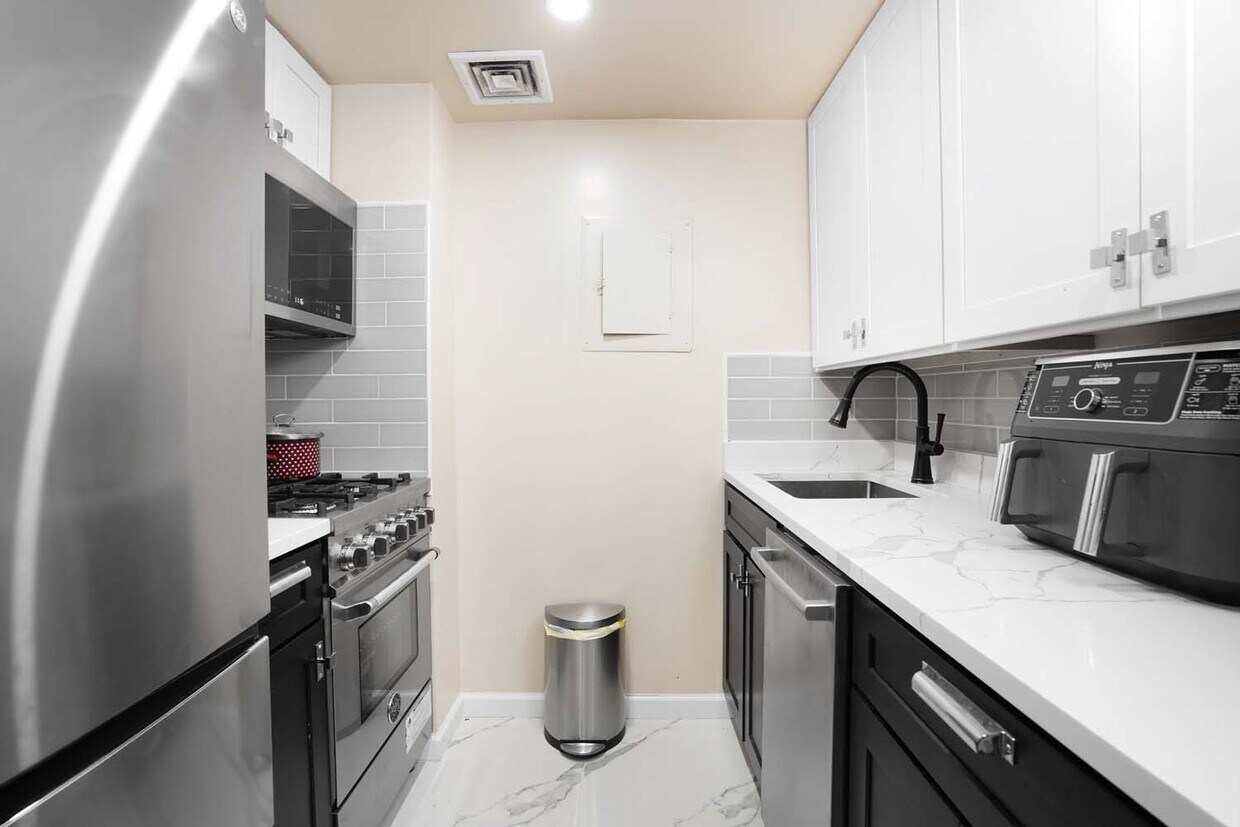 106 Central Park S Unit 7D, New York, NY 10019 Room for Rent in New