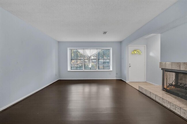 Foto del edificio - 17820 Kings Park Ln