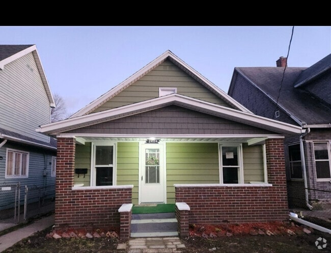 Building Photo - 2424 Valentine St