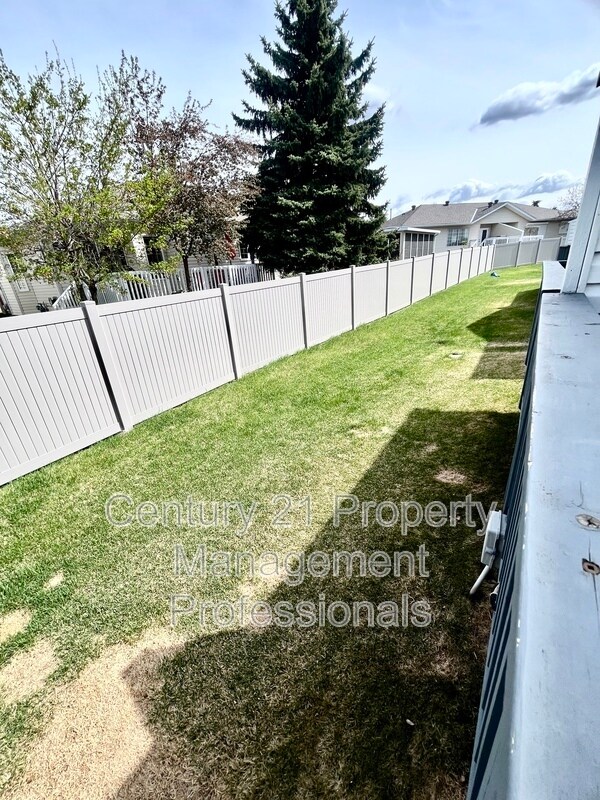 Photo du bâtiment - 1033 Youville Dr W Northwest