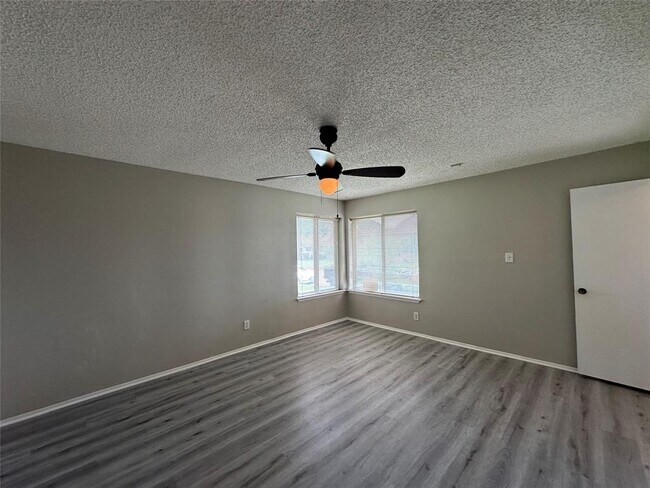 Building Photo - 2932 Meadowgrass Ln