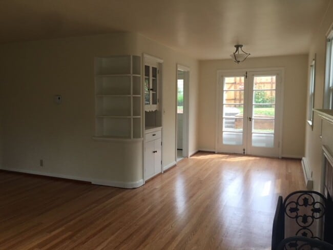 Building Photo - Crown Hill House-Yard care included!