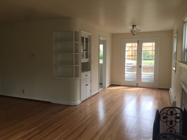 Foto del edificio - Crown Hill House-Yard care included!