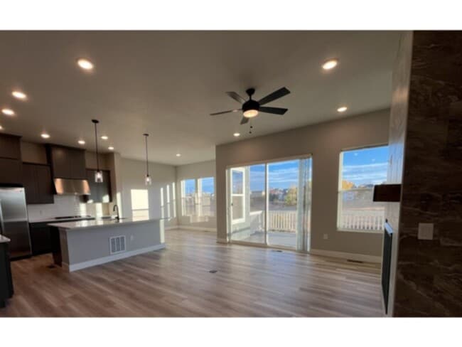 Foto del edificio - Enjoy modern living and breathtaking views...