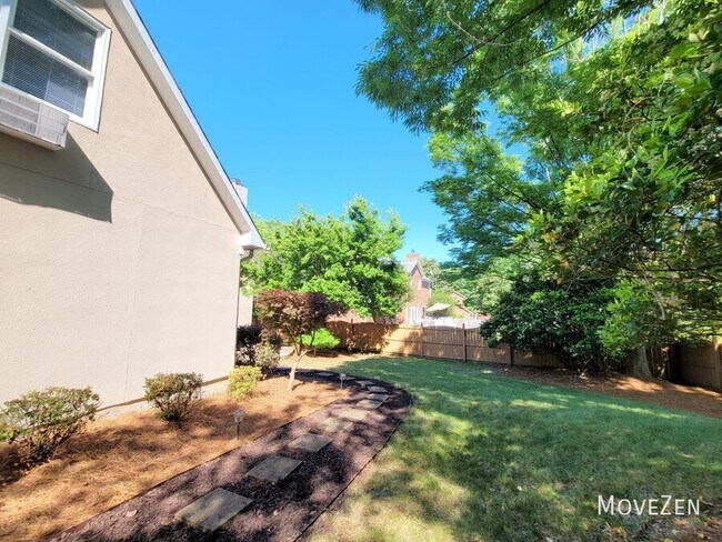 Foto del edificio - 2400 Tweedmore Ct