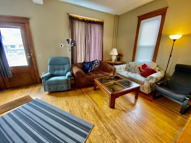 Foto del edificio - SPACIOUS 4BD House near U of M & Dinky Tow...