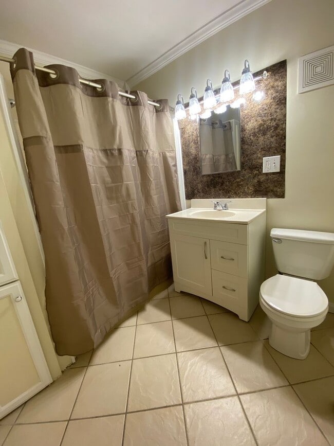Building Photo - Three Bedroom Home in Battle Creek