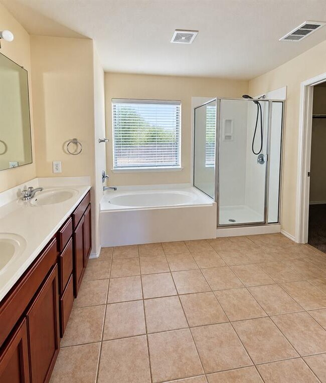 Foto del edificio - 18629 Falcon Pointe Blvd