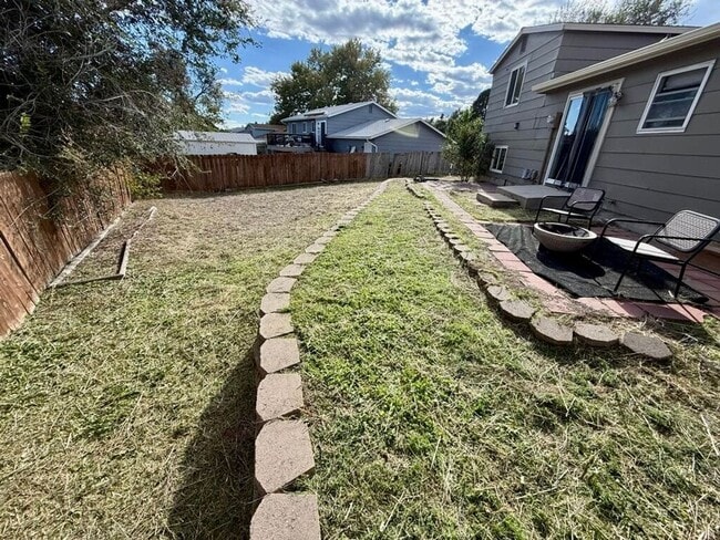 Building Photo - 3 Bedroom Pet Friendly Available for Immed...