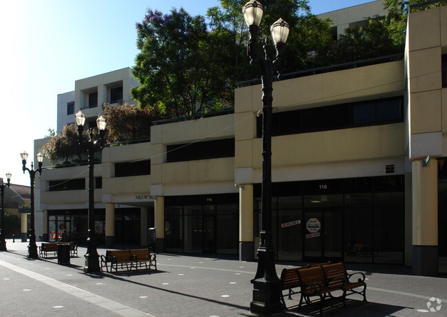 Building Photo - Colonnade