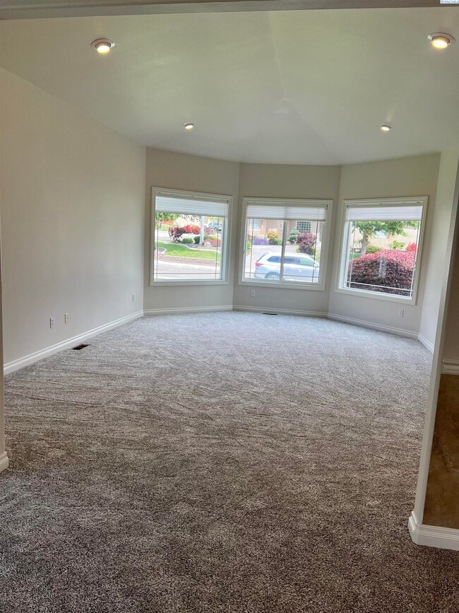 Building Photo - Beautiful Canyon Lakes Rambler