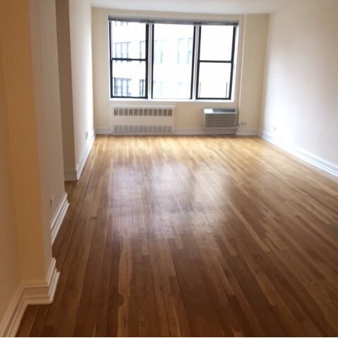 Primary Photo - 324 W 12th St