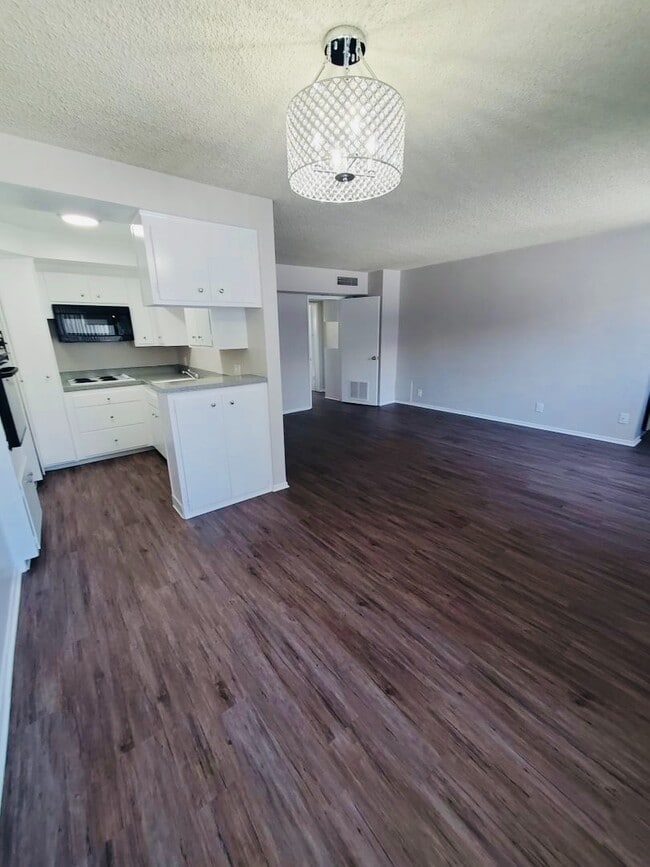 Building Photo - 110 S Swall Dr