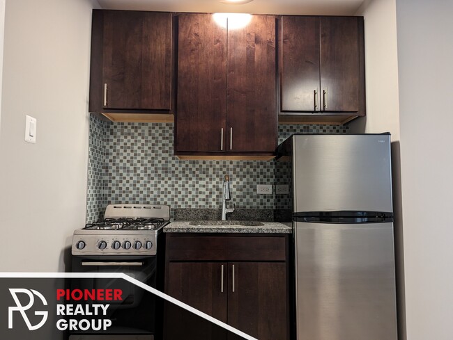 Building Photo - 4542 N Damen Ave