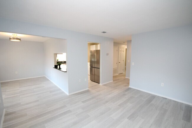 Building Photo - Available March 15th. STUNNING 2 Bedroom, ...