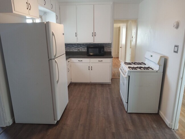 Foto del edificio - **4 Bedroom 2 Bath Home Located in Northea...