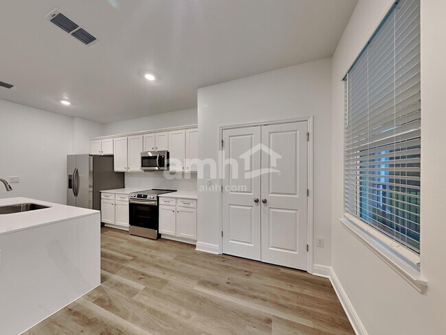 Foto del edificio - 6655 Atlantic Bch Ave