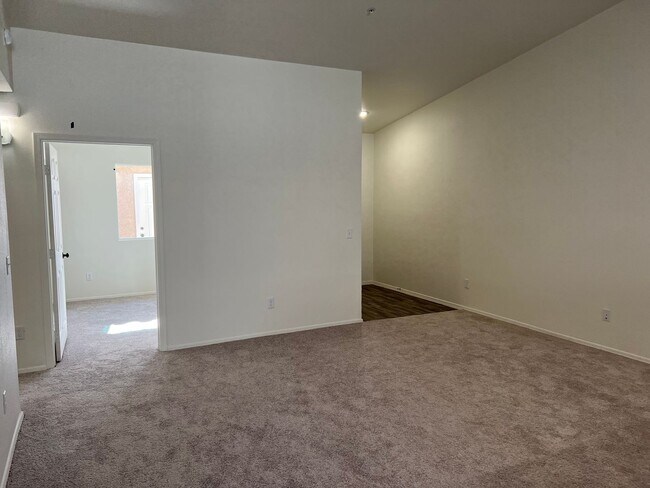 Building Photo - 3 BEDROOM TOWNHOME!