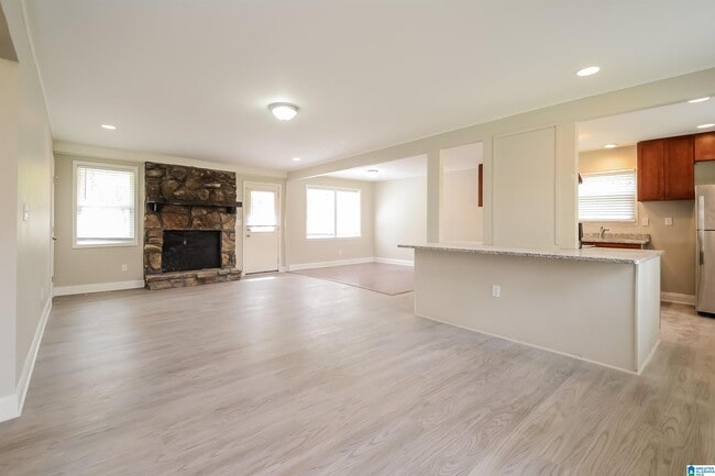 Building Photo - 721 Sleepy Hollow Dr